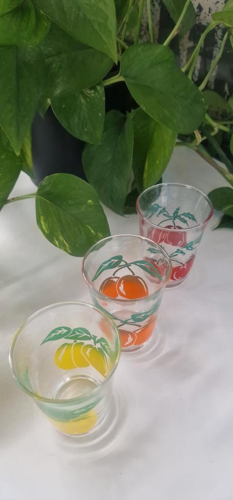 Set van drie vintage glazen, Huis en Inrichting, Keuken | Servies, Gebruikt, Glas of Glazen, Overige stijlen, Glas, Ophalen of Verzenden