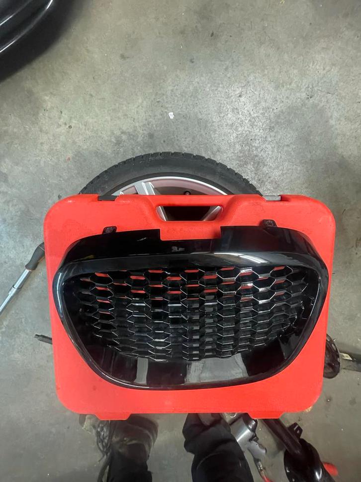 Seat Leon 1P Grill, Auto-onderdelen, Carrosserie en Plaatwerk, Bumper, Seat, Voor, Gebruikt, Ophalen