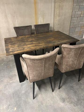 Industriele eettafel met 4 stoelen beschikbaar voor biedingen