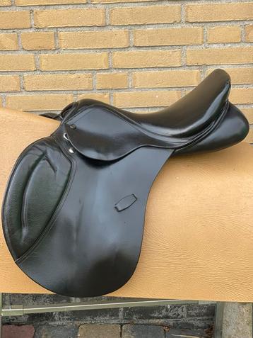 Net zwart leren Springzadel 17,5 inch  beschikbaar voor biedingen