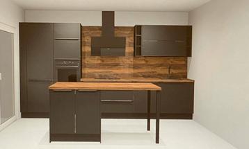 Moderne mat zwarte keuken met kookeiland (3 jaar oud) beschikbaar voor biedingen