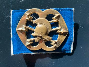 Baret embleem verbindingsdienst beschikbaar voor biedingen