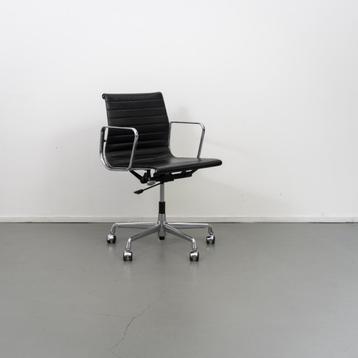 6x Vitra Eames EA 117 Bureaustoel Zwart Leer - Chroom beschikbaar voor biedingen