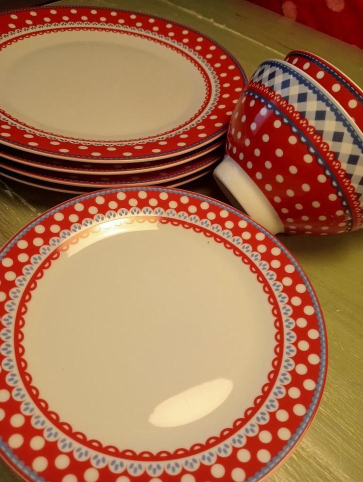 Servies rood met wit stippen en blauw, Huis en Inrichting, Keuken | Servies, Zo goed als nieuw, Bord(en), Overige stijlen, Ophalen of Verzenden