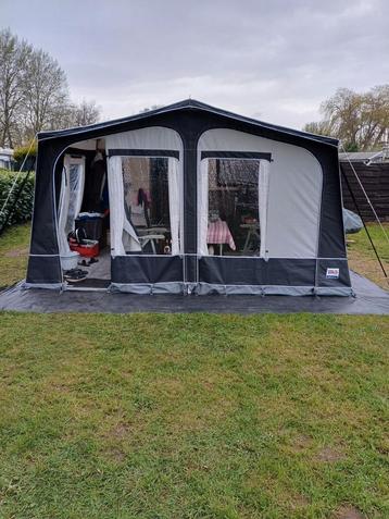 Voortent Dorema met glasfiber frame beschikbaar voor biedingen