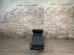 Cassina LC4 zwart bij TheReSales, Ophalen of Verzenden, Zo goed als nieuw, Metaal, 150 cm of meer