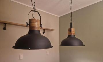 2 industriële lampen beschikbaar voor biedingen