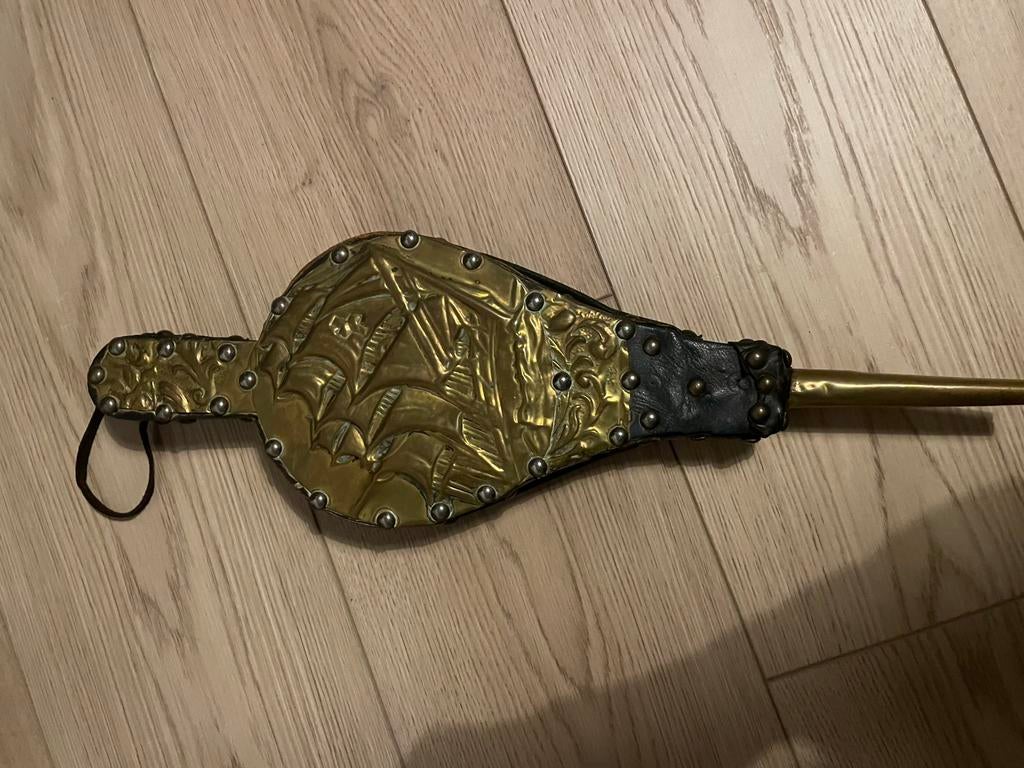 Blaasbalg met koperbeslag, Ophalen