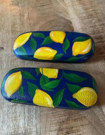 Handbeschilderde brillenkoker donkerblauw met citroenen beschikbaar voor biedingen
