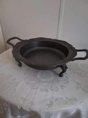 Tinnen schaal op pootjes en met handvatten beschikbaar voor biedingen