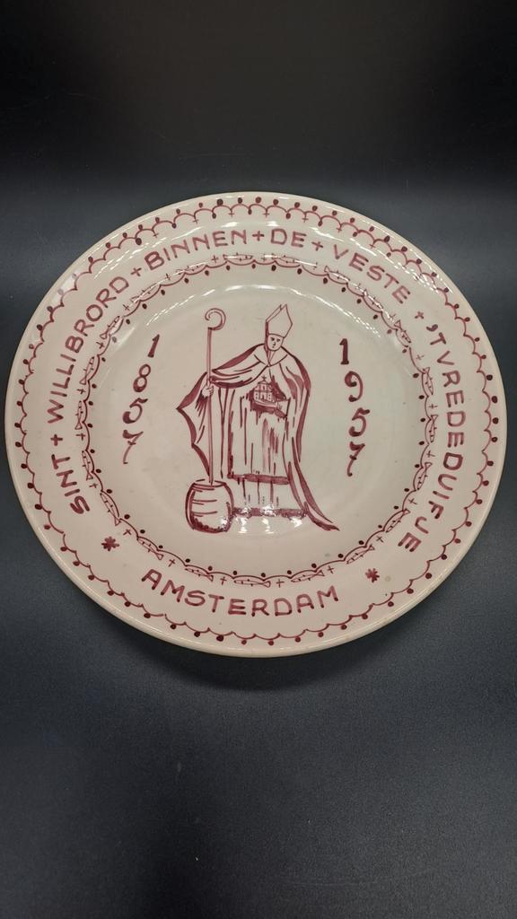 Herdenkingsbord Sint Willibrord  vredesduifje Amsterdam 1957, Antiek en Kunst, Antiek | Wandborden en Tegels, Ophalen of Verzenden