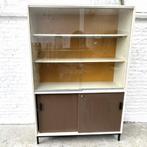 Midcentury vitrinekast –boekenkast - wit, bruin, okergeel, Huis en Inrichting, Kasten | Vitrinekasten, Ophalen, Overige materialen