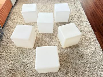 6 x witte kunststof kubus beschikbaar voor biedingen