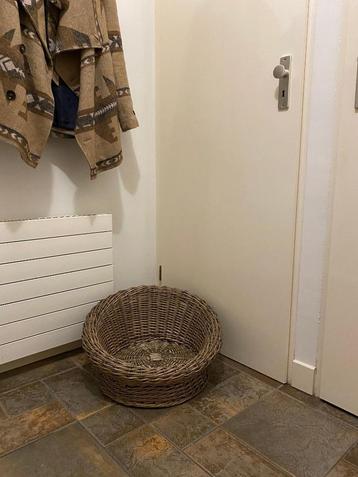 Rieten kattenmand of voor kleine hond beschikbaar voor biedingen