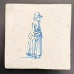 Antieke tegel 17e eeuw met een chique dame, Antiek en Kunst, Antiek | Wandborden en Tegels, Ophalen of Verzenden