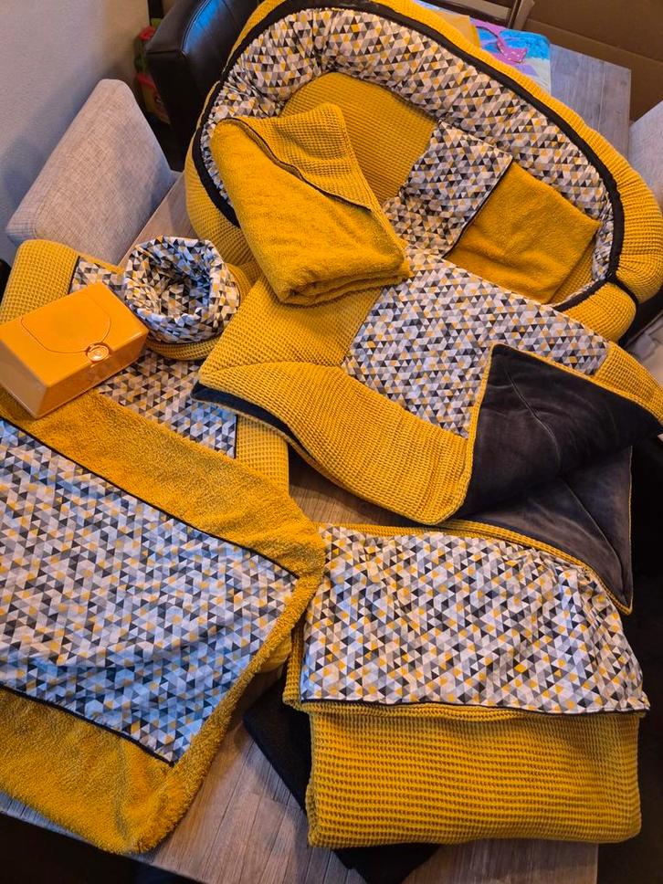 Complete set okergeel triangel (babynestje, aankleeskussenho, Kinderen en Baby's, Overige Kinderen en Baby's, Zo goed als nieuw