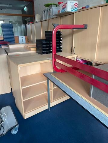 Gratis ophalen: kasten tafels bureau beschikbaar voor biedingen