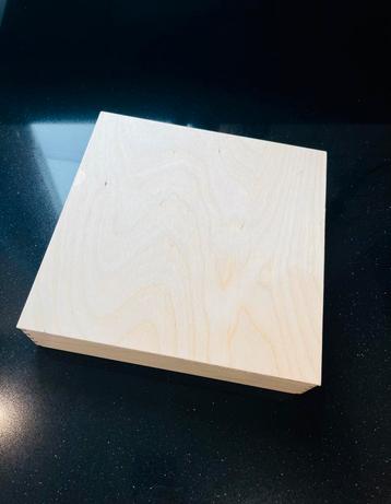 Mooie houten bak met deksel beschikbaar voor biedingen