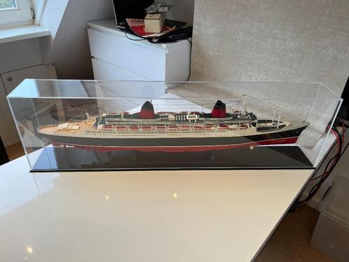 SS France Passagiersschip - inclusief vitrine - 106 cm, Hobby en Vrije tijd, Modelbouw | Boten en Schepen, Gebruikt, 1:200 of kleiner