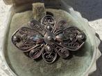 ANTIEKE FILIGREIN ZILVER KLEDERDRACHT BROCHE VAN CIRCA 1900, Verzenden, Zilver, Broche