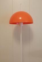 Aparte vintage vloerlamp met een oranje kap uit jaren 60/70, Huis en Inrichting, Lampen | Vloerlampen, Vintage, Ophalen of Verzenden