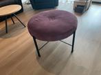 Mooie paarse poef met metalen poten, Huis en Inrichting, Ophalen, Overige kleuren, Zo goed als nieuw, Metaal