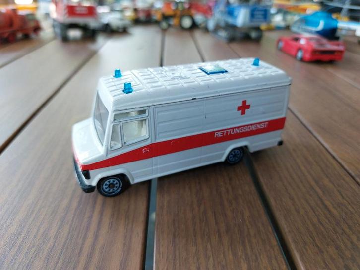 Siku Mercedes-Benz 809 d rettungsdienst wagen, Hobby en Vrije tijd, Modelauto's | 1:87, Gebruikt, Bus of Vrachtwagen, SIKU, Ophalen of Verzenden