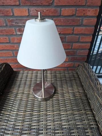 Nette tafellamp met witte glazen kap beschikbaar voor biedingen
