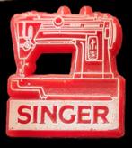 Singer naaimachine speld- rood, Verzamelen, Speldjes, Pins en Buttons, Verzenden, Nieuw, Transport, Speldje of Pin