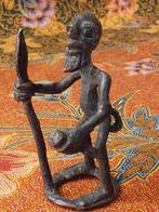 Antiek brons beeldje uit Afrika van krijger met speer 8,2 cm, Antiek en Kunst, Kunst | Niet-Westerse kunst, Ophalen of Verzenden
