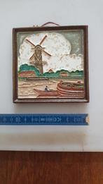 Delfts Porselein landschap met molen, kanaal en boten, Antiek en Kunst, Antiek | Wandborden en Tegels, Ophalen of Verzenden