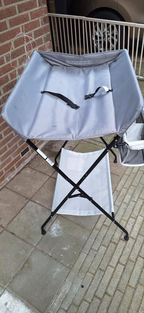 Inklapbare aankleedtafel/commode, Kinderen en Baby's, Kinderkamer | Commodes en Kasten, Zo goed als nieuw, 90 tot 105 cm, 50 tot 70 cm