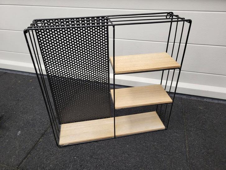 Metalen wandrekje met leuke vakjes om wat in te zetten., Huis en Inrichting, Woonaccessoires | Wandplanken en Boekenplanken, Gebruikt