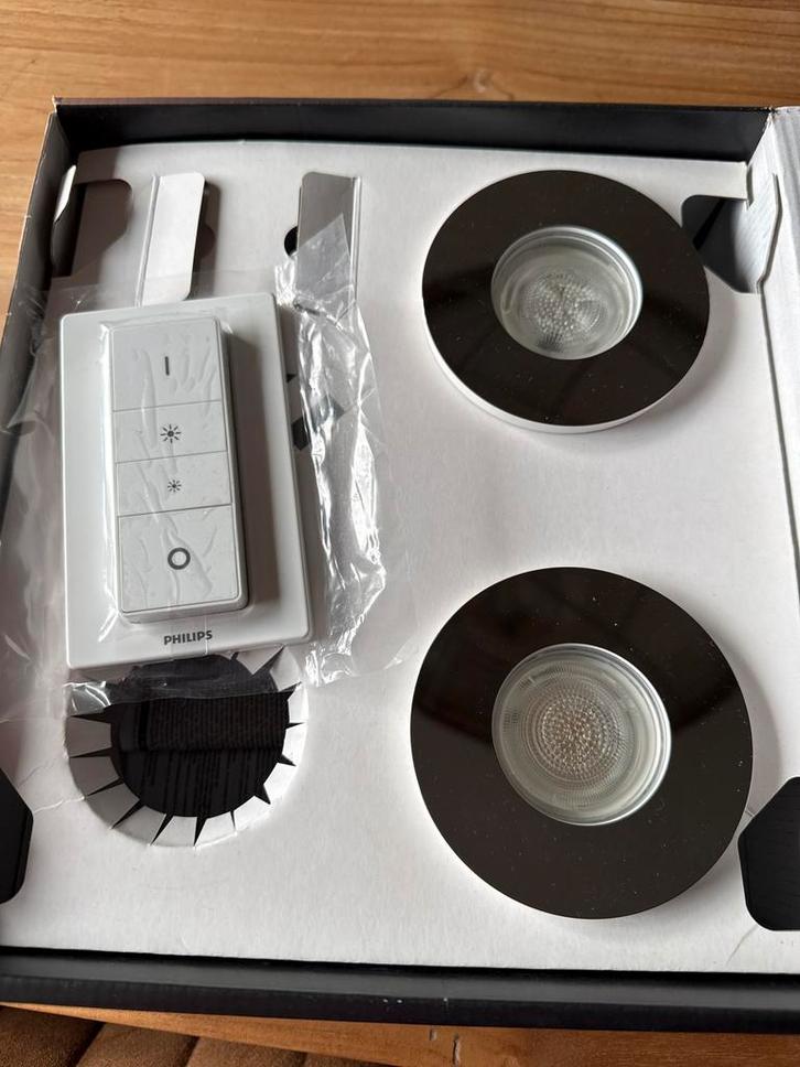 Philips Hue Badkamer Spots - 2 stuks + Afstandsbediening, Huis en Inrichting, Lampen | Losse lampen, Nieuw, Led-lamp, Minder dan 30 watt