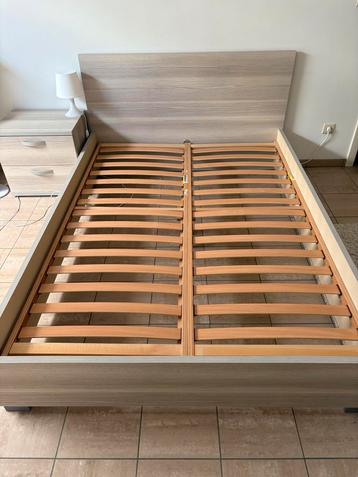 Bed 140x200 met lattenbodems, nachtkastje, matras en lampje