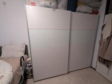 Kleding kast met schuifdeuren 