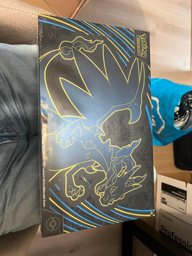 Pokemon Phantasmal Flames Charizard Ultra Premium Collectie, Hobby en Vrije tijd, Verzamelkaartspellen | Pokémon, Nieuw, Overige typen