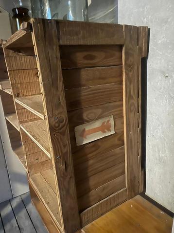 Houten krat beschikbaar voor biedingen