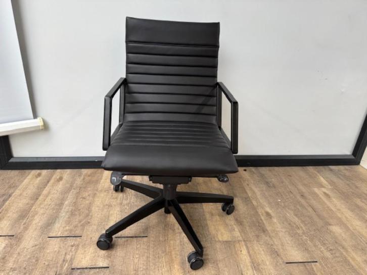 Zwarte kunstleder bureaustoel midden hoge rug, Huis en Inrichting, Bureaustoelen, Nieuw, Zwart, Ophalen of Verzenden