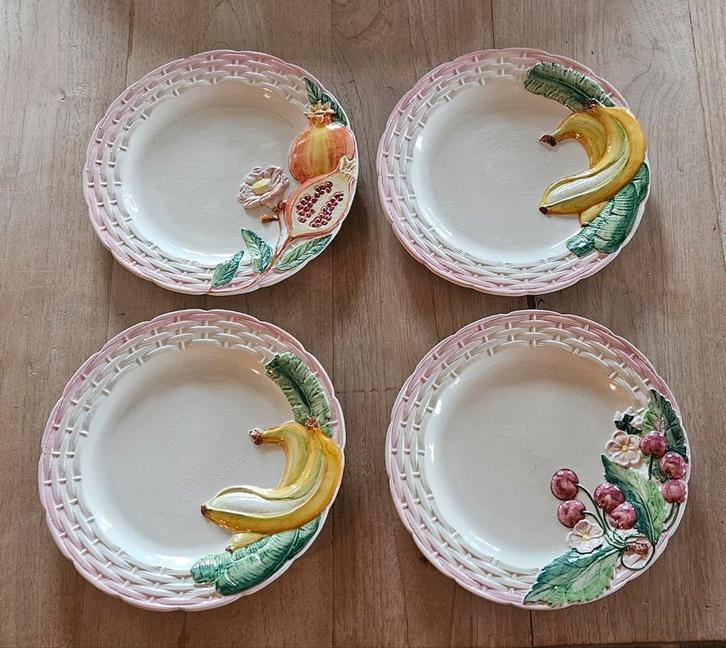 4 barbotine / majolica borden, 23,5 cm, fruitdecor, Antiek en Kunst, Antiek | Servies compleet, Ophalen of Verzenden