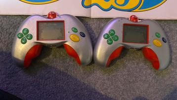 Twee leuke M&M Controllers met Vintage Mars Sticker beschikbaar voor biedingen