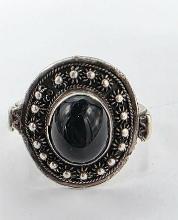 Zilveren Zeeuwse Klederdracht Ring met Onyx beschikbaar voor biedingen