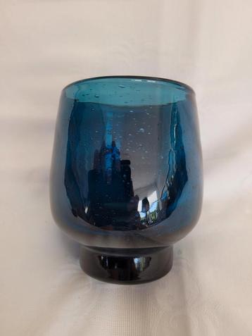 Dikwandig blauw glazen vaasje met luchtbelletjes H 12 cm. beschikbaar voor biedingen
