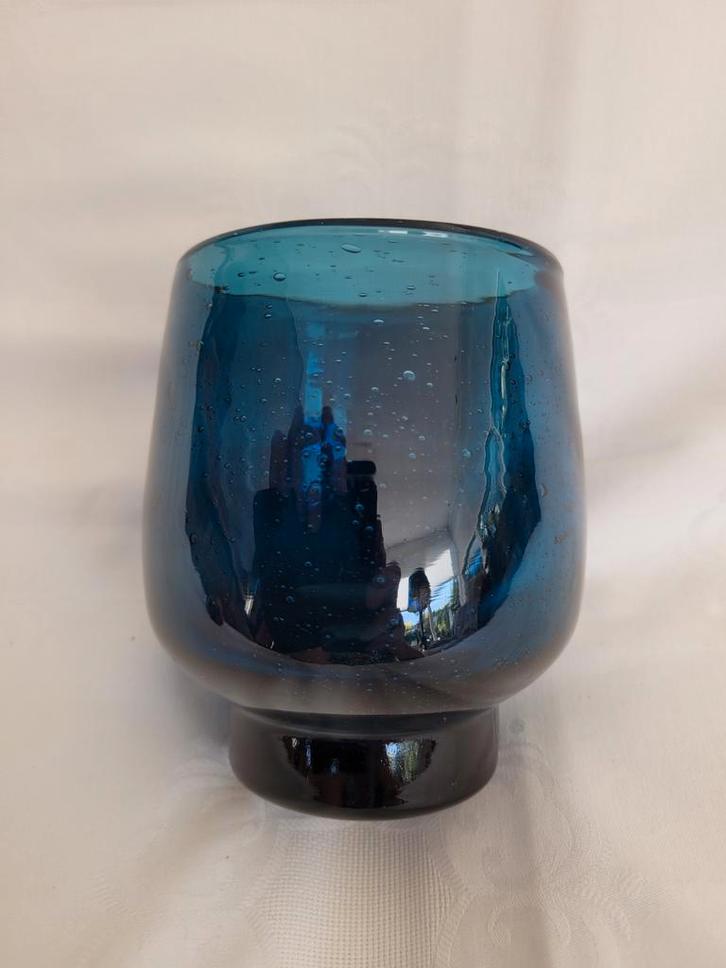 Dikwandig blauw glazen vaasje met luchtbelletjes H 12 cm., Antiek en Kunst, Antiek | Vazen, Ophalen of Verzenden