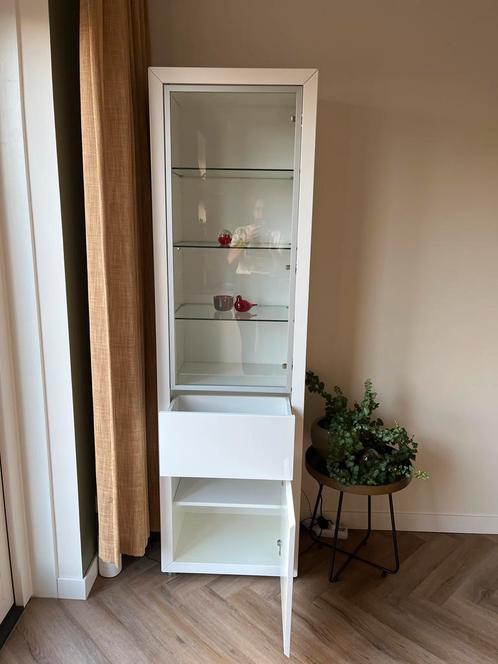 Witte Vitrinekast met Glas en Lade en led licht, Huis en Inrichting, Kasten | Vitrinekasten, Gebruikt, 150 tot 200 cm, 50 tot 100 cm