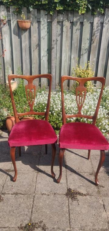 Antieke vintage stoelen met rode bekleding beschikbaar voor biedingen