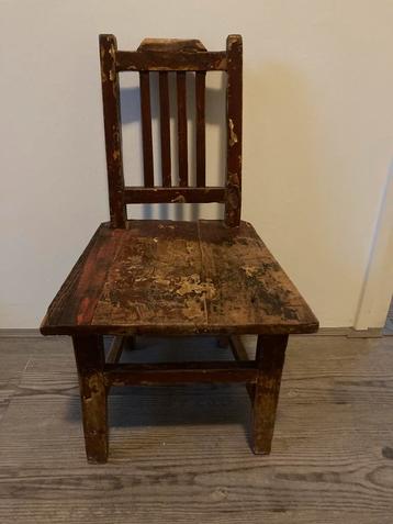 Vintage peuter stoeltje beschikbaar voor biedingen