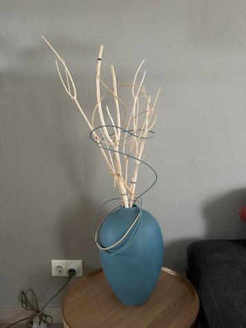 Blauwe design vaas met takken beschikbaar voor biedingen