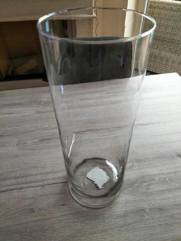 Mooie hoge glazen vaas beschikbaar voor biedingen