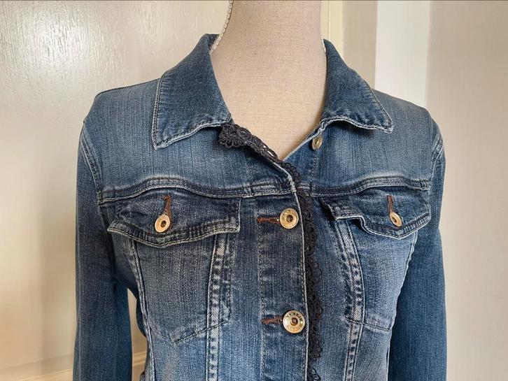 Emporio Armani jeans jack met kanten rand in maat 38, Kleding | Dames, Jassen | Zomer, Zo goed als nieuw, Maat 36 (S), Blauw, Ophalen of Verzenden